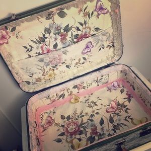 Decorative Vintage Suitcase 🧳